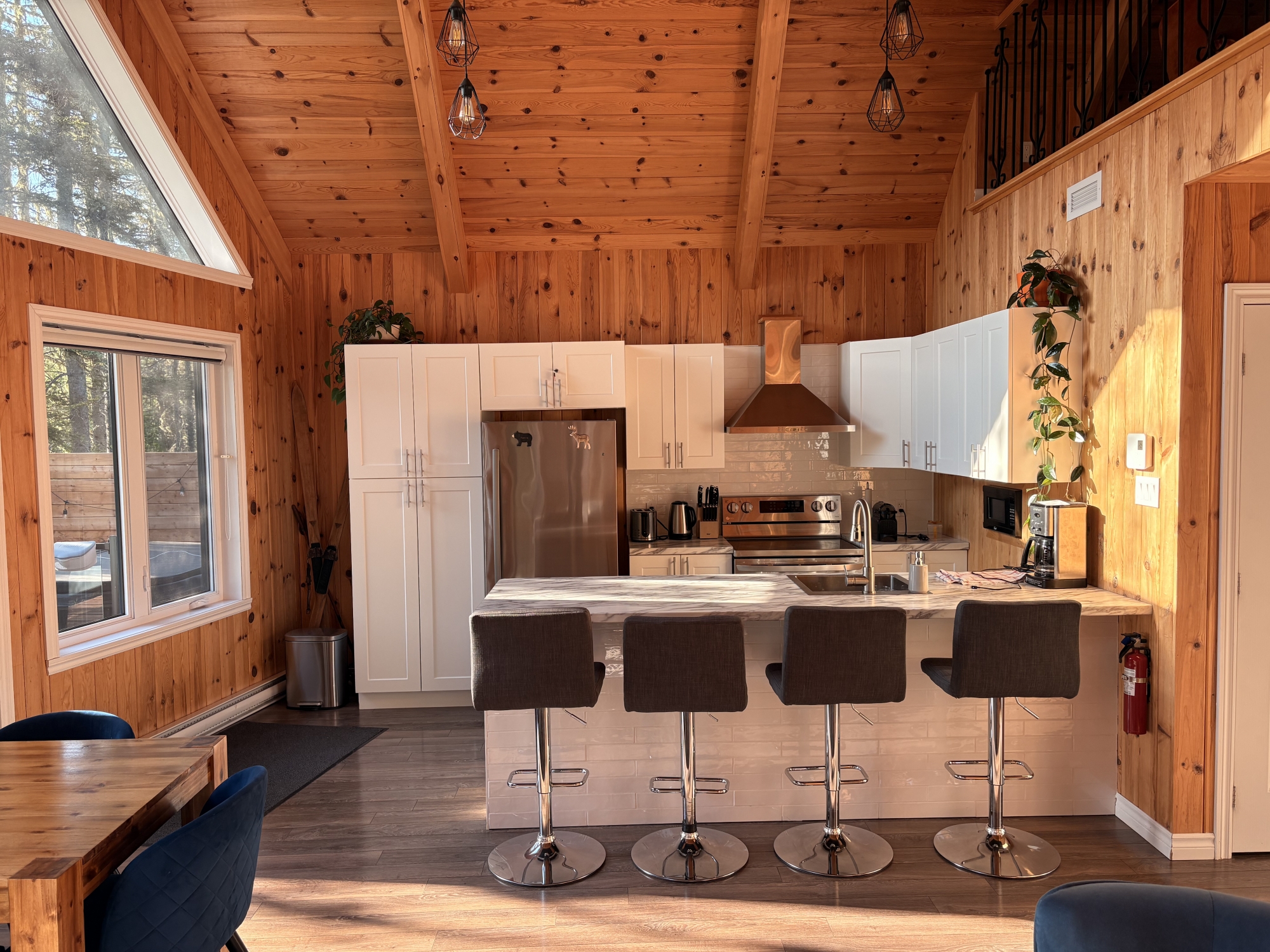Chambre de chalet en bois clair