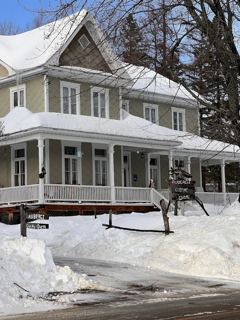 Chalet en bois sous la neige