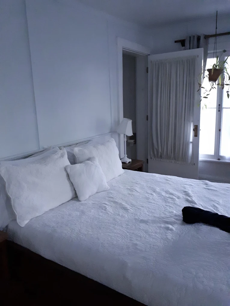 Chambre de chalet en bois clair